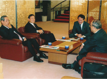 中村 夫会長、大坪文雄社長と懇談（2009年）