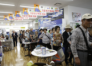 店内に並ぶお客様の長蛇の列