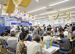 オープンセールで賑わう店内