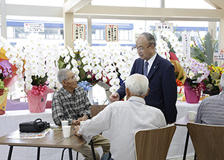 言葉を交わすお客様と北原会長